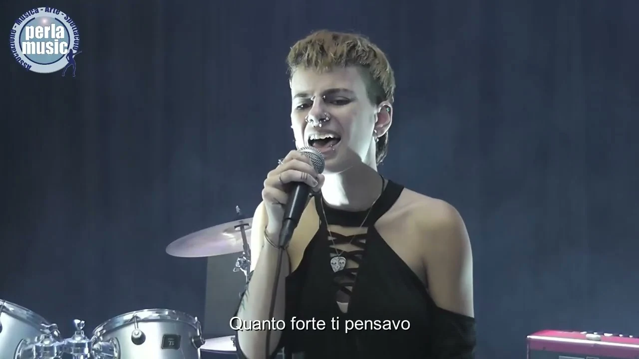 Lexi interpreta Quanto forte ti pensavo, dal canale PerlaMusic