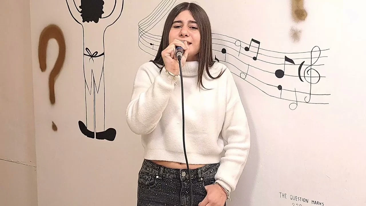 Sonia Mastrorilli interpreta Set fire to the rain, dal canale PerlaMusic